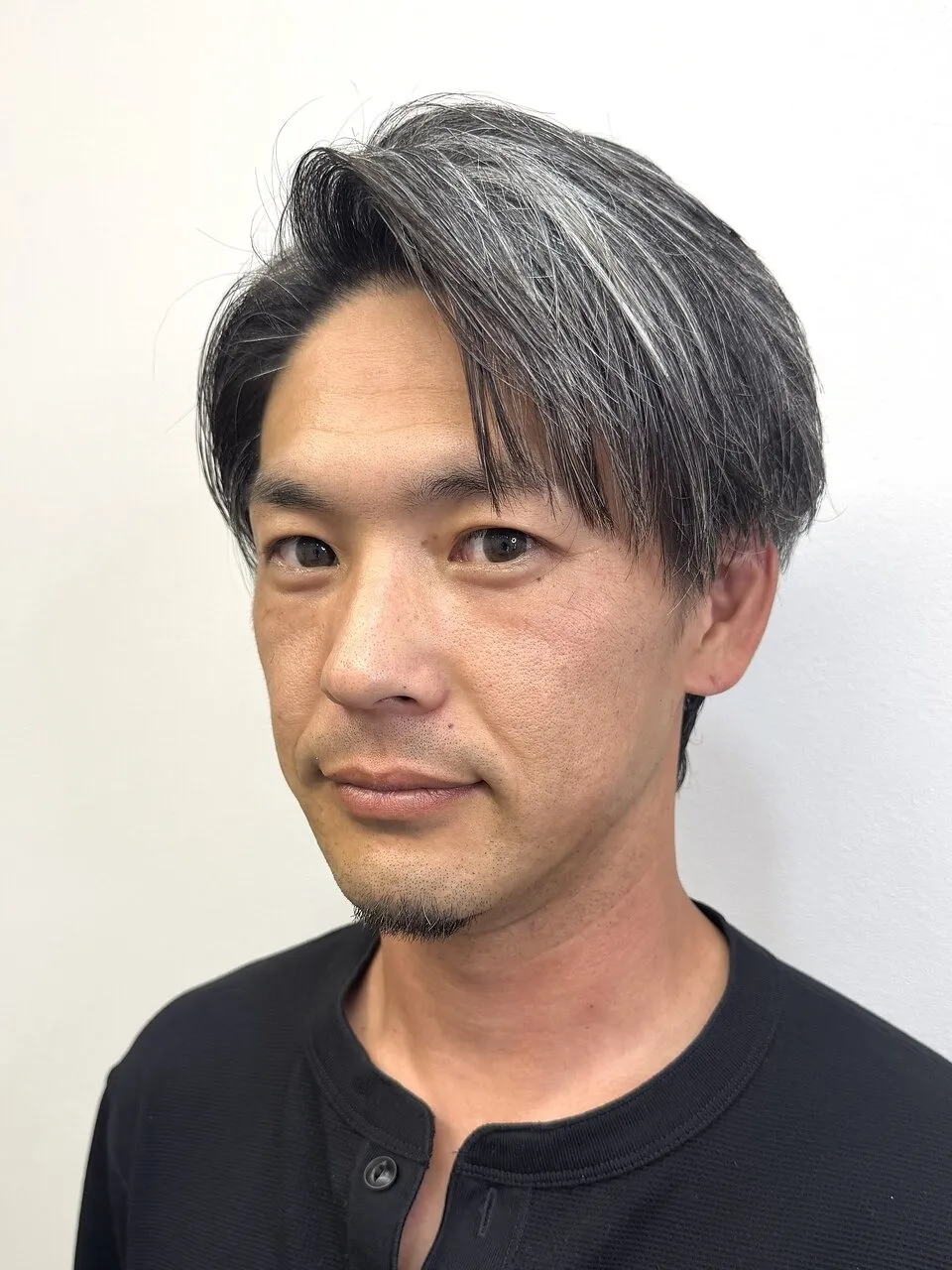 白髪のイケオジに似合う令和版韓国風かき上げヘア