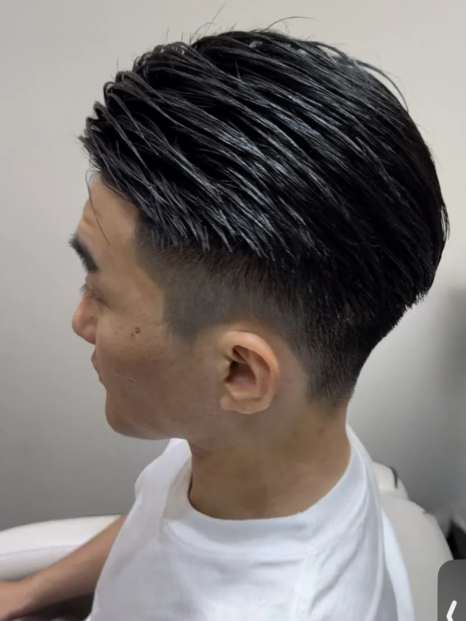 高めの刈り上げがスタイリッシュな七三サイドパートヘア