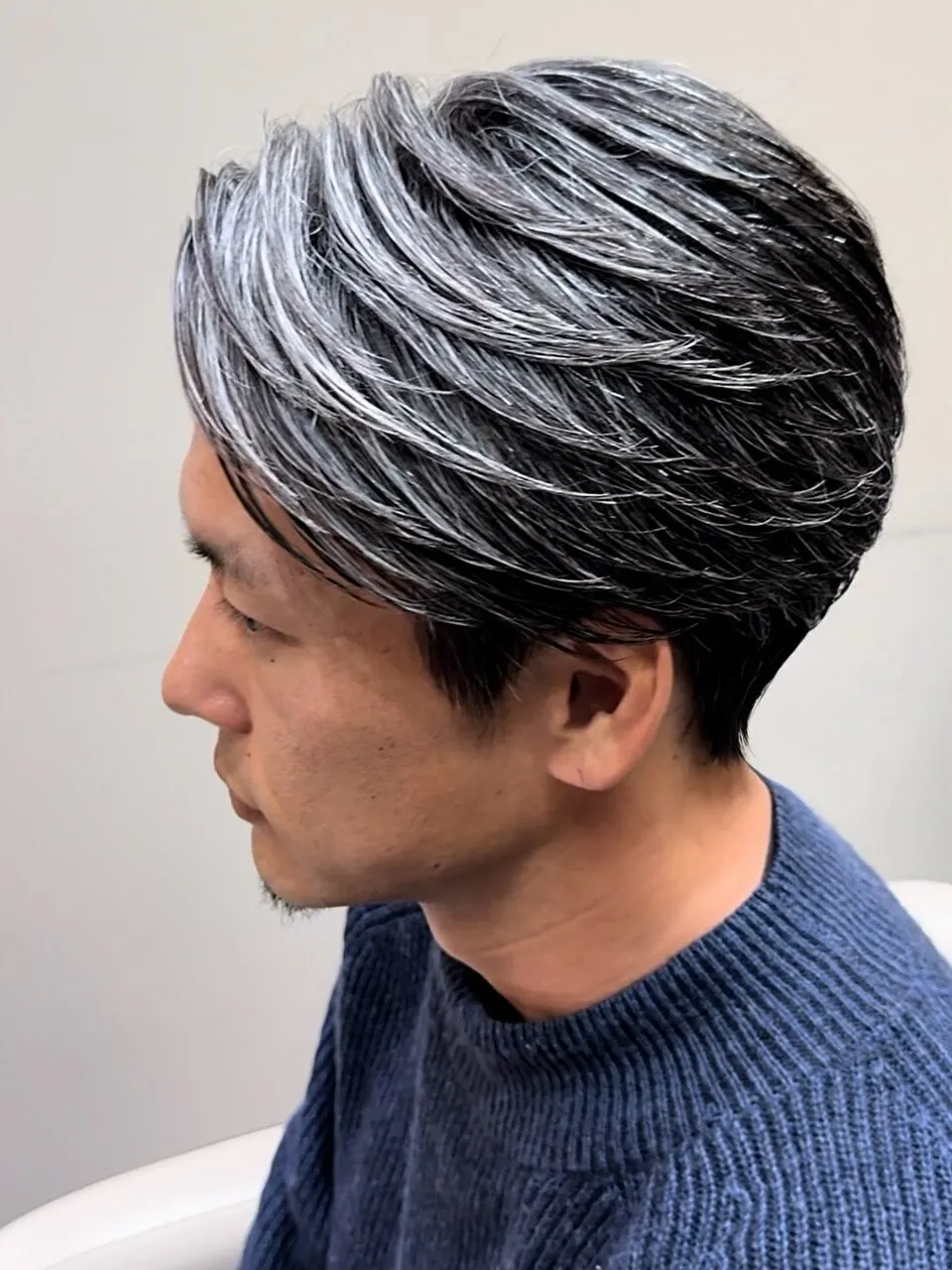 浮き癖を抑えてくれるダウンパーマで作るイケオジかき上げヘア