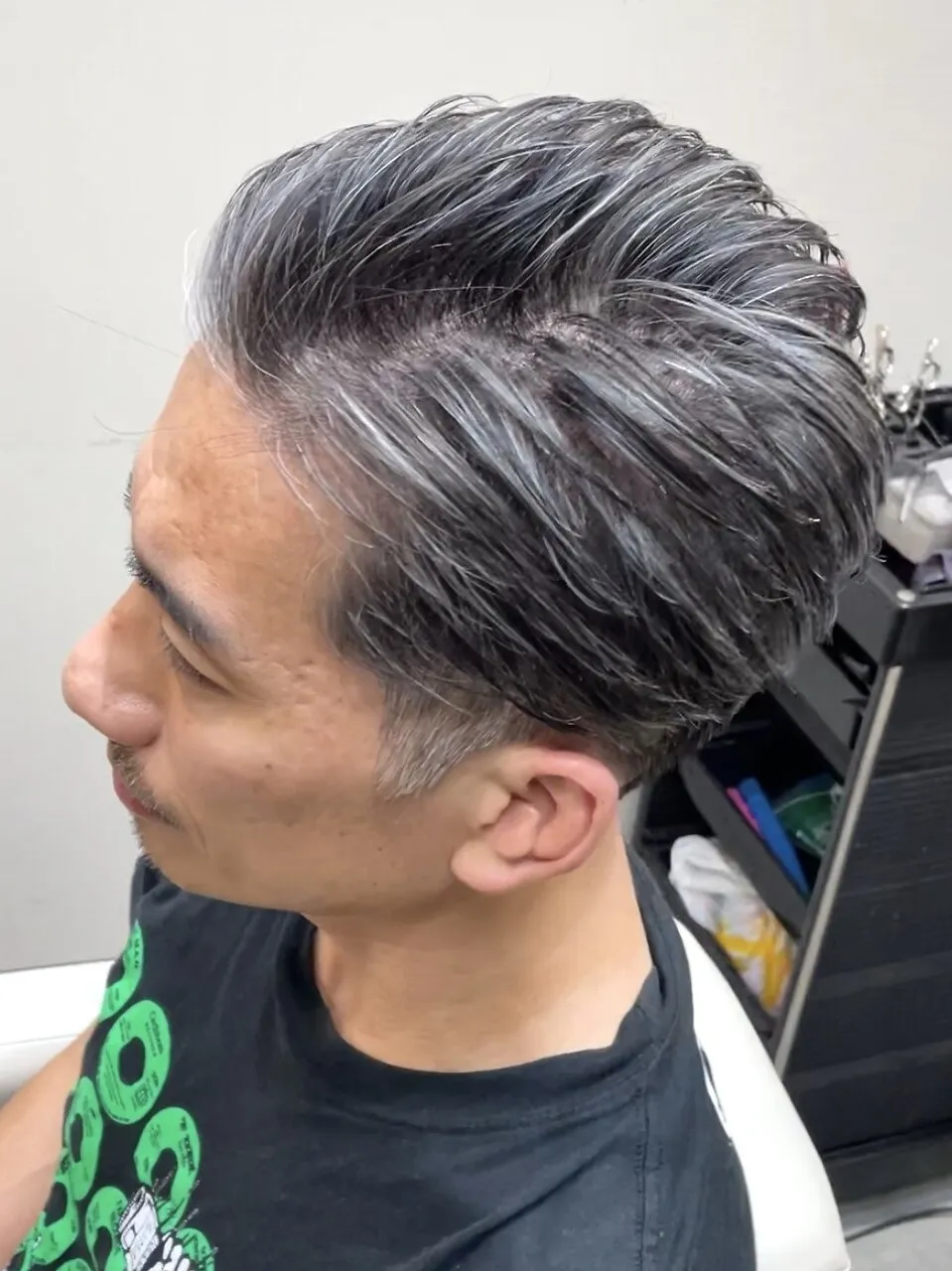 刈り上げに似合う！白髪ぼかしかき上げヘア