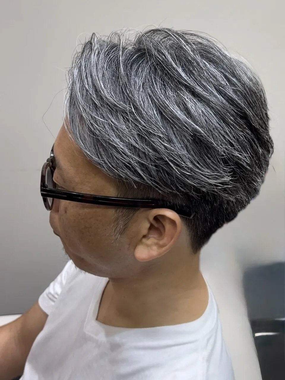 40代を過ぎた男性にオススメな白髪を生かしたかき上げヘア