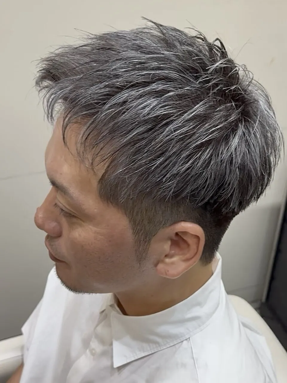 40代を超えてきた白髪ヘアに似合うツーブロックヘア