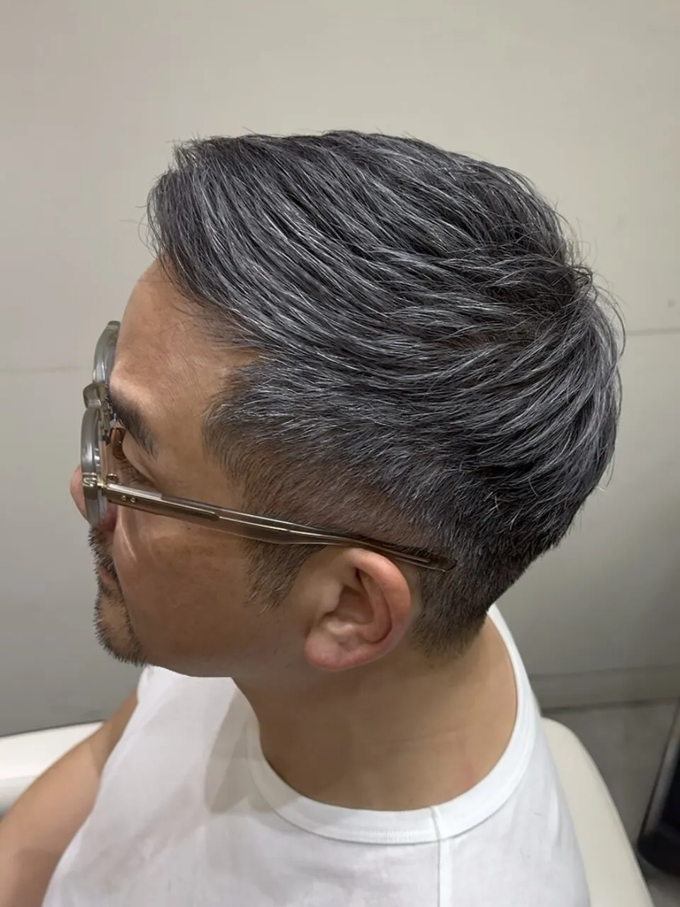 白髪を綺麗にぼかして生かすシルバーメッシュヘア！