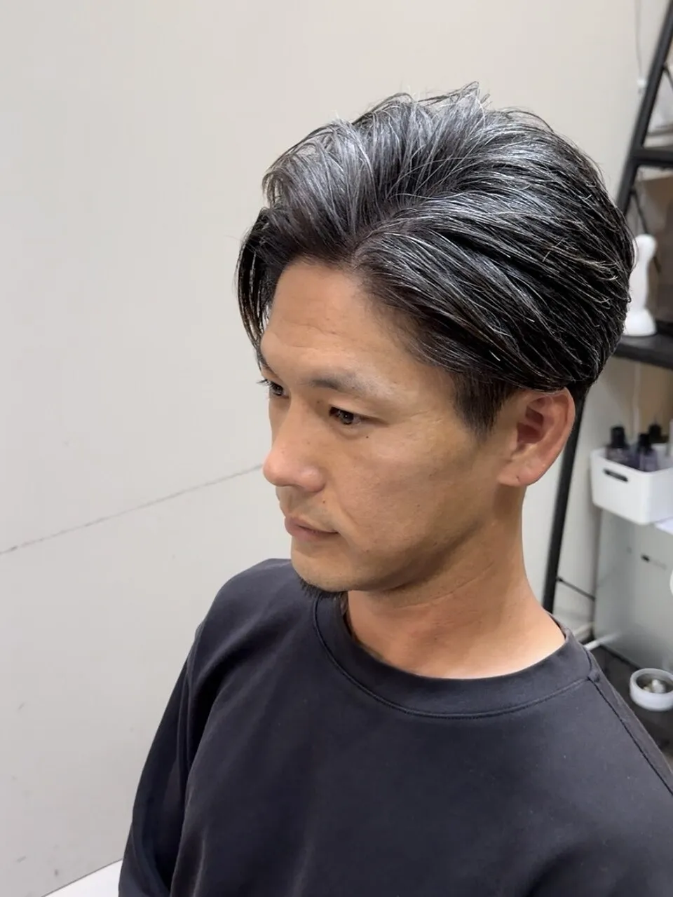 白髪ヘアに似合う大人のかき上げヘア