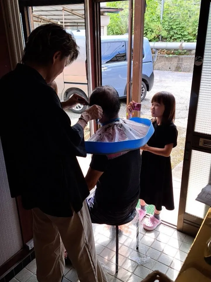 先日、一時実家に帰省して両親と姪っ子のカット。